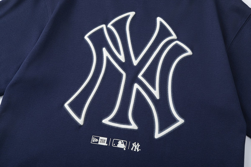 NY Yankees × New Era Outline Logo T-Shirt